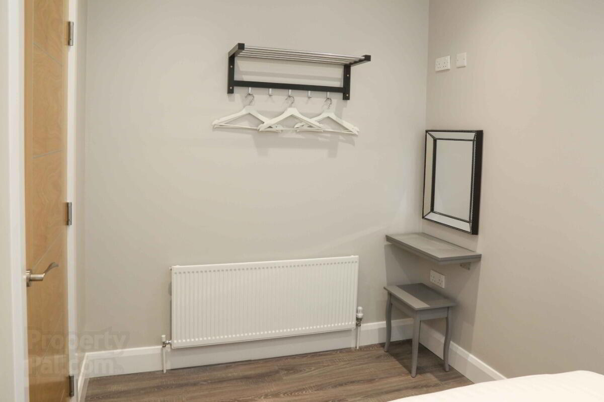 Apt 4, 61 Eglantine Avenue 9 of 11