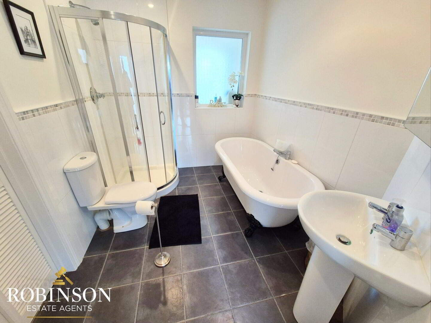 4 Bedroom House, Sandhill 5 of 14
