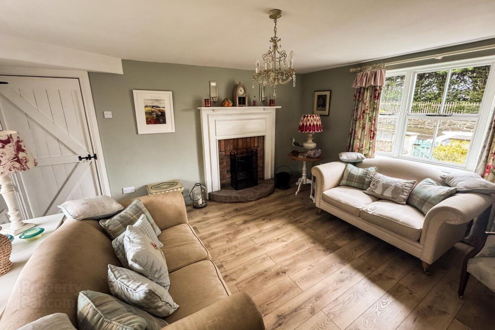 32 Hillhead Road 4 of 36