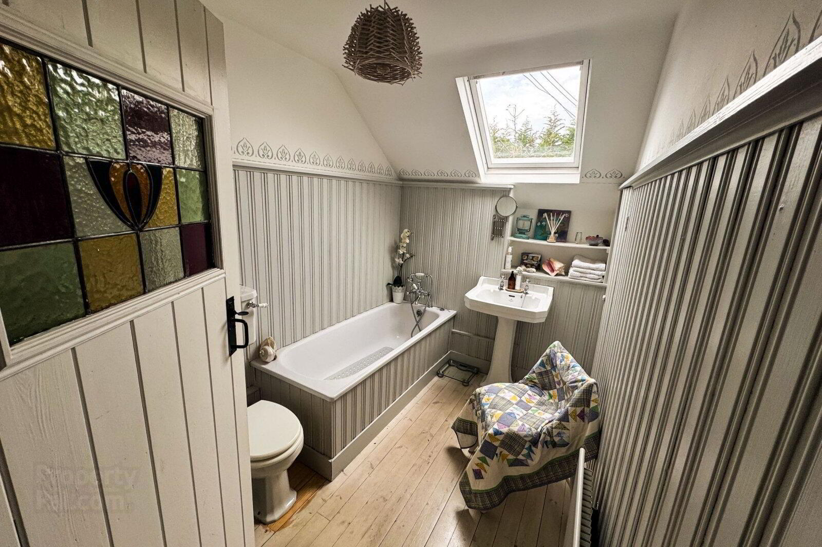 32 Hillhead Road 14 of 36