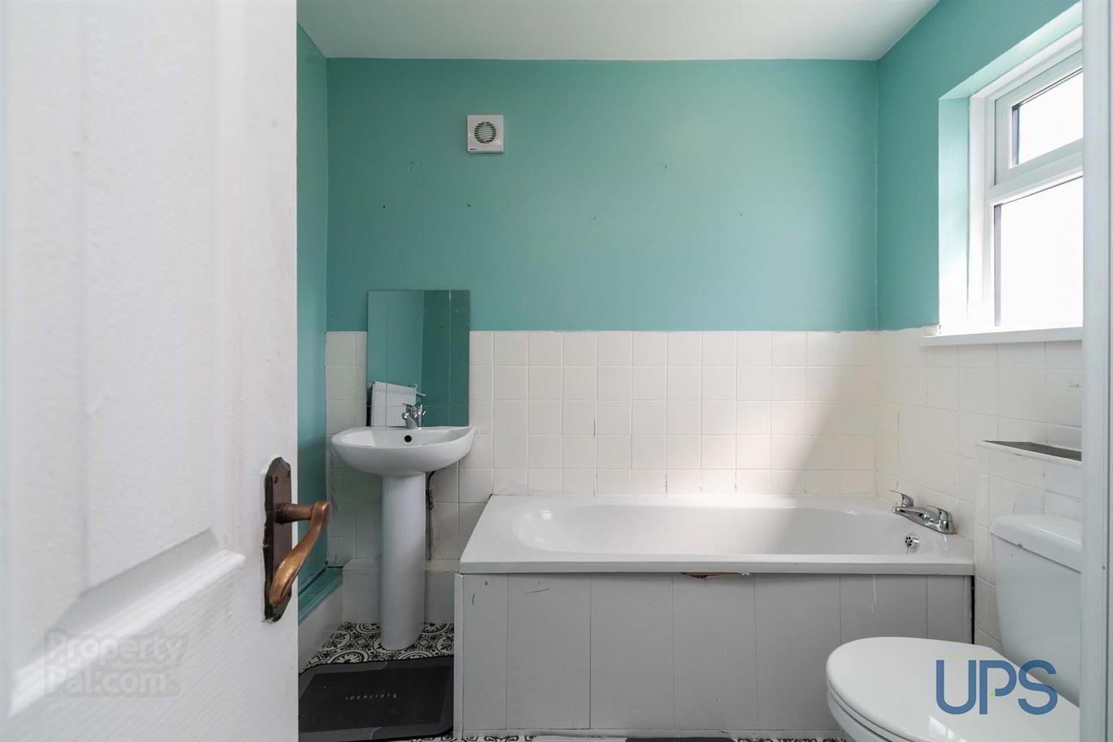 137 Ballymurphy Road 10 of 25