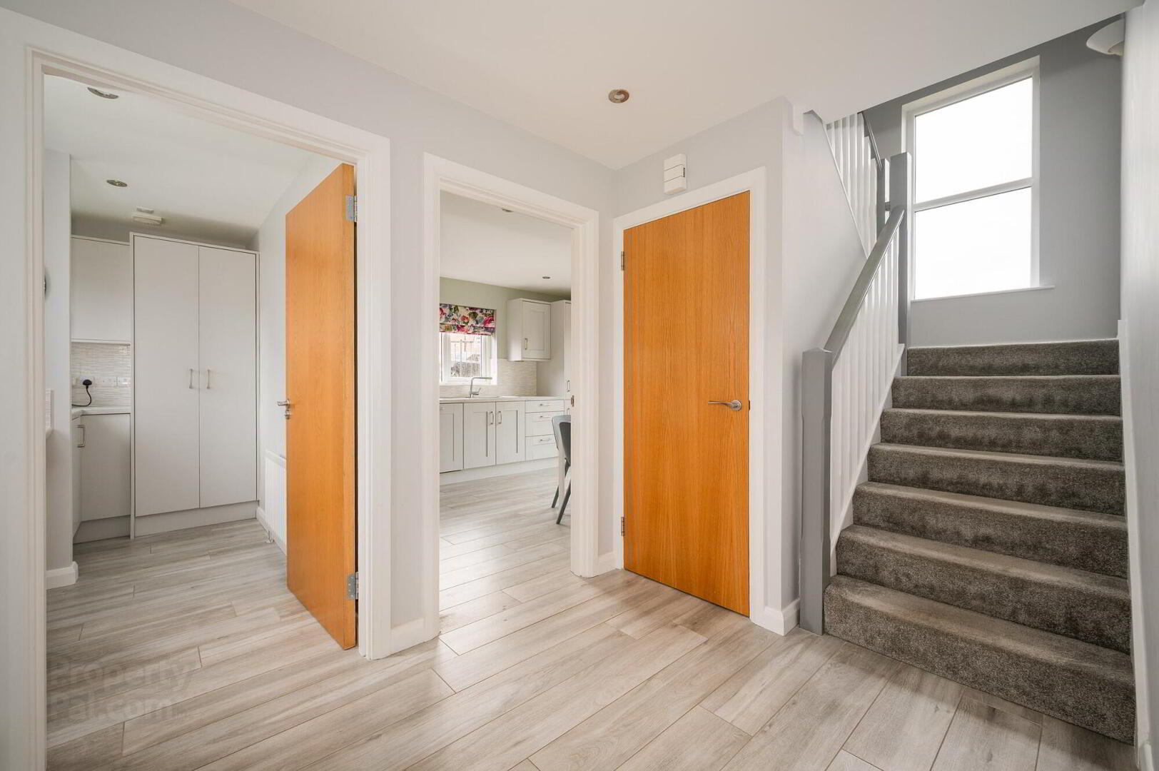30 Hillview 3 of 16