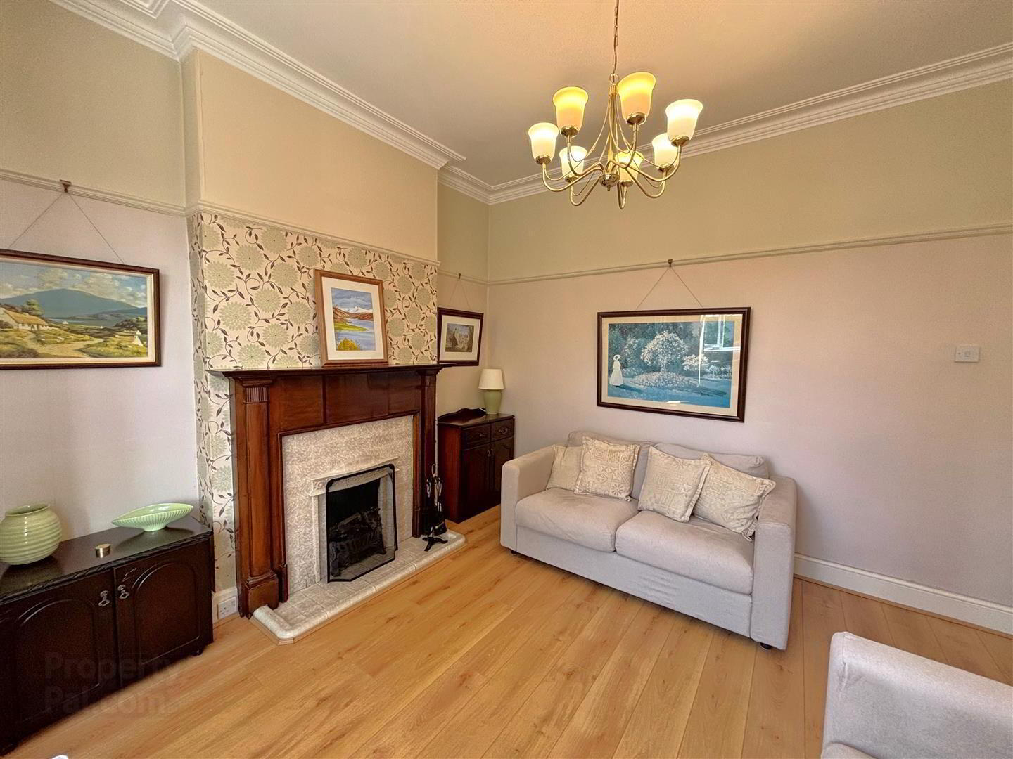 15 Thirlmere Gardens 8 of 31