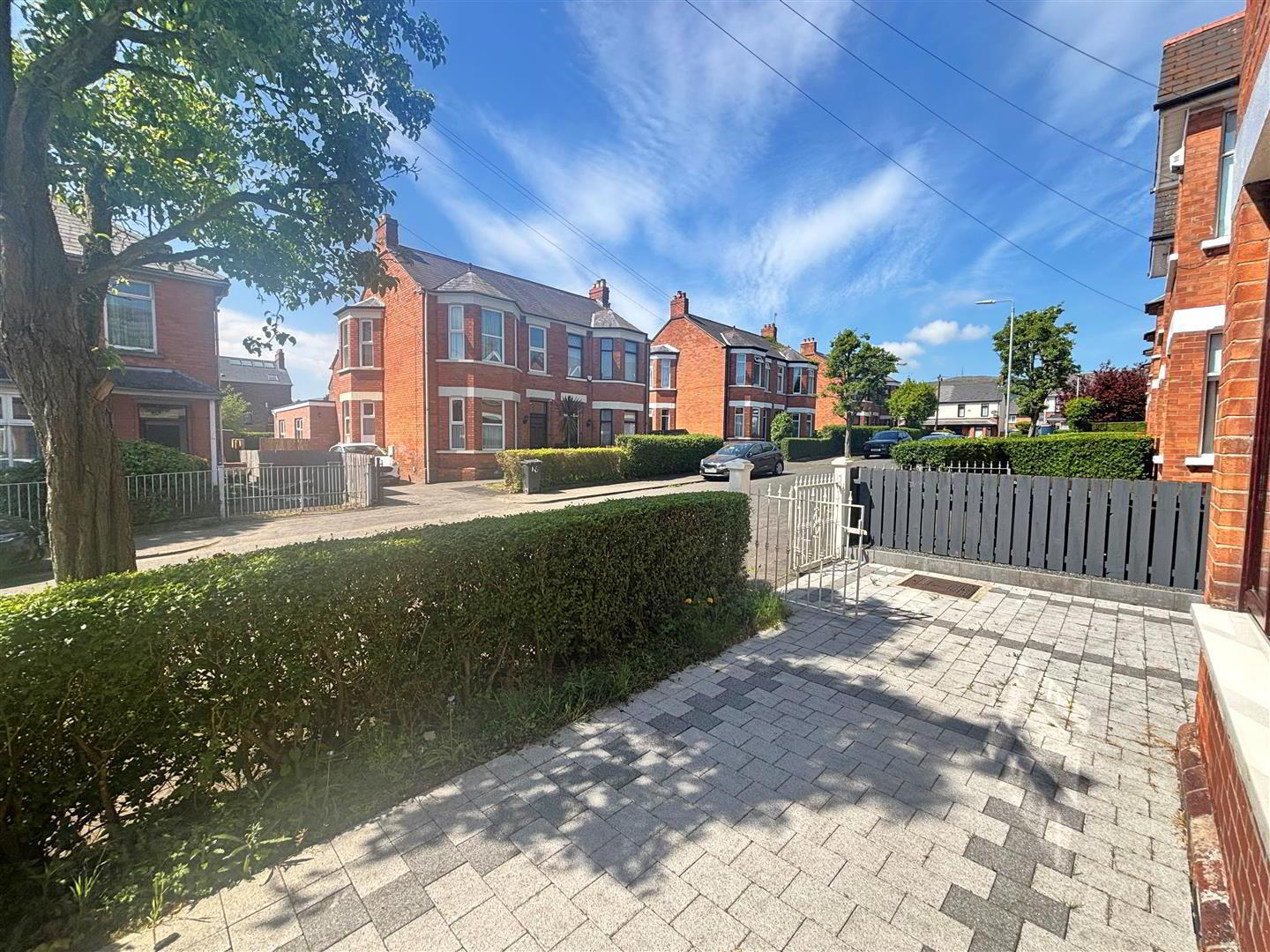 15 Thirlmere Gardens 3 of 31
