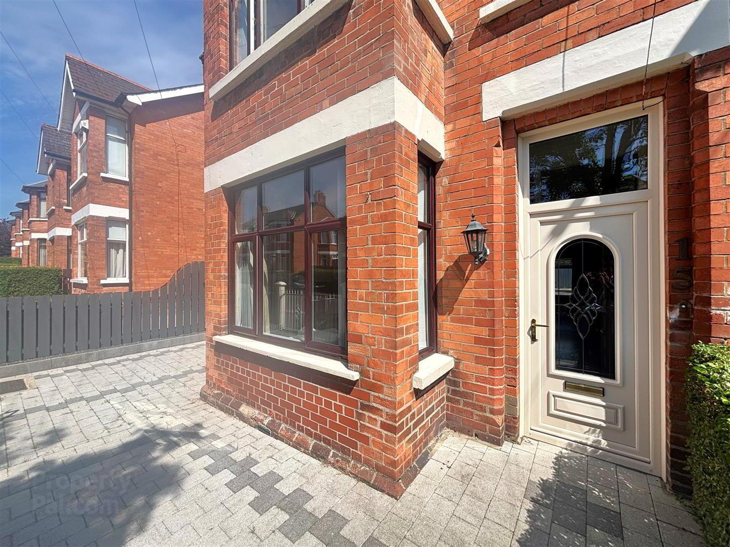 15 Thirlmere Gardens 4 of 31