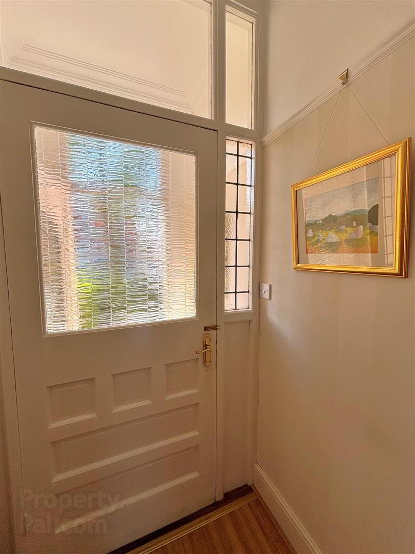 15 Thirlmere Gardens 5 of 31