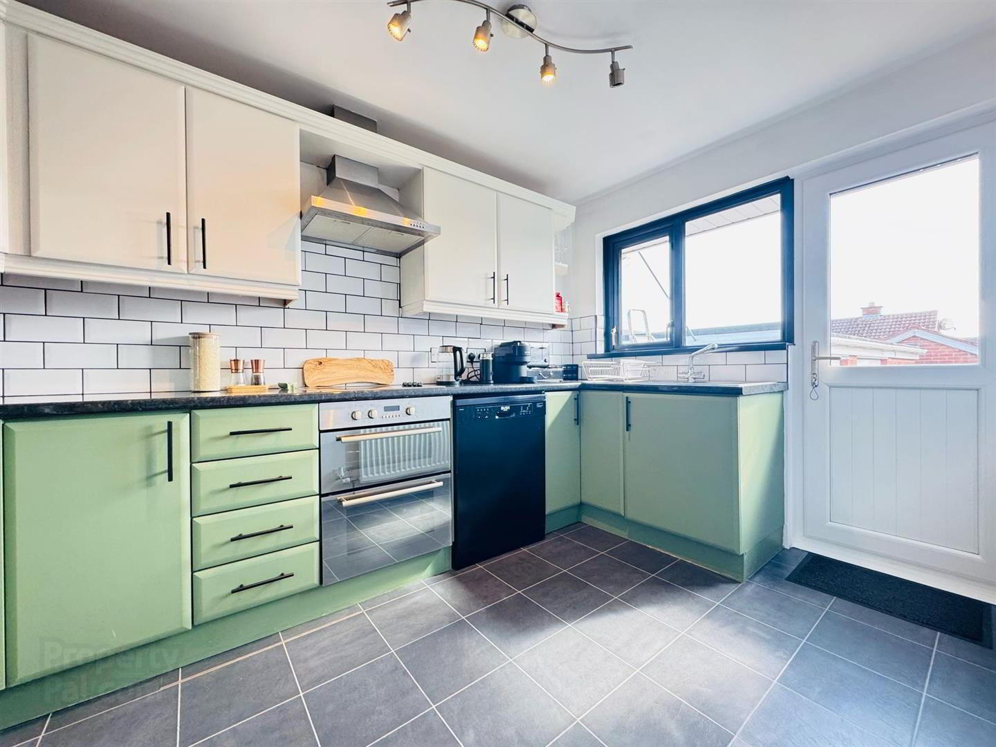 8 Waverley Avenue 5 of 14
