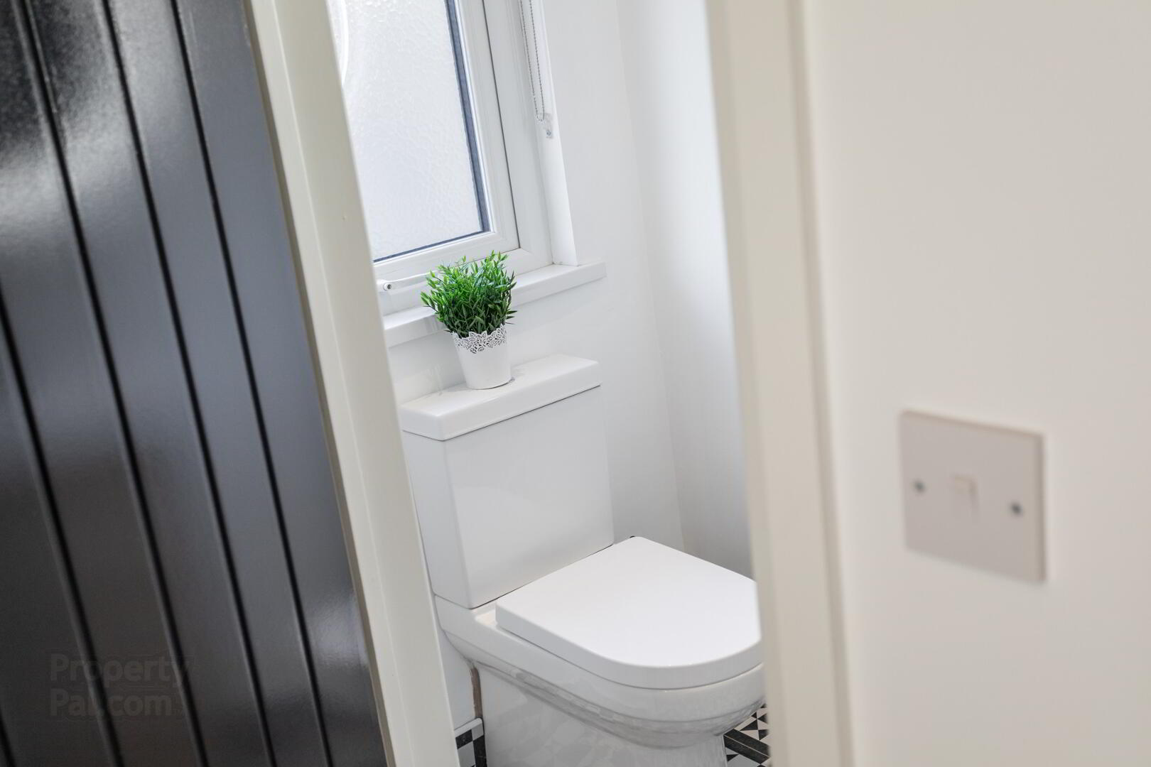 Room 2, 9 Frank Street 7 of 22