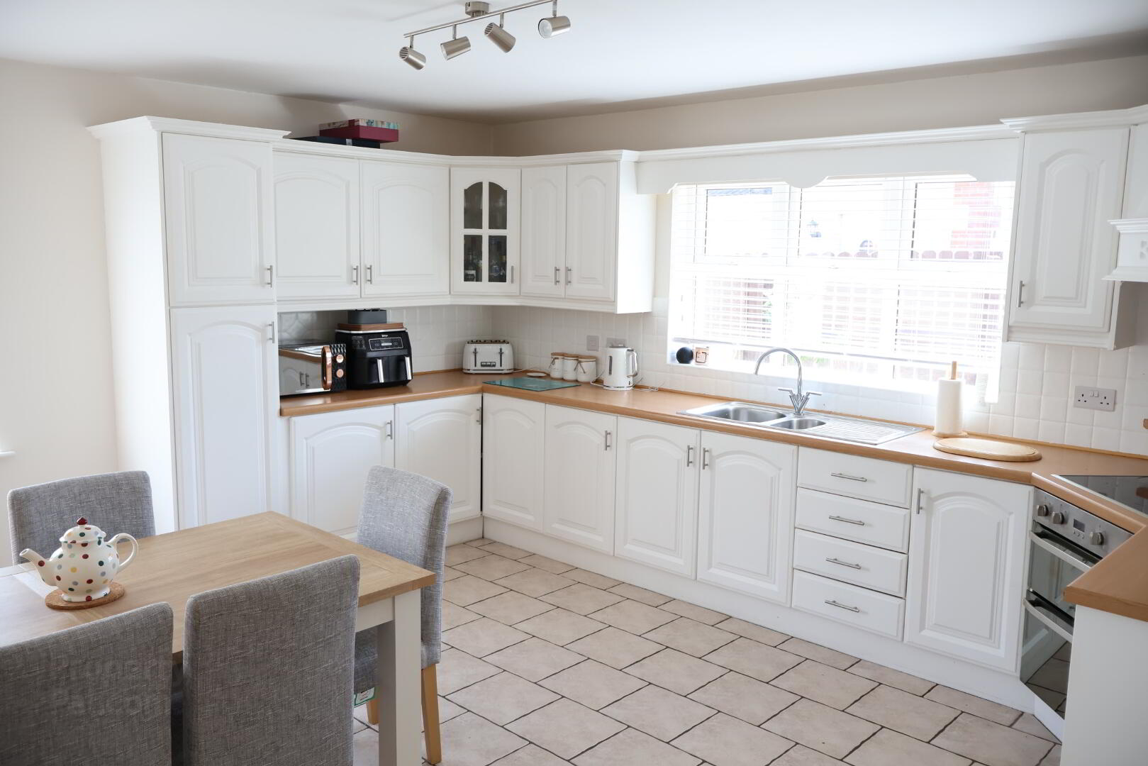 12 Oakdene Crescent 7 of 16