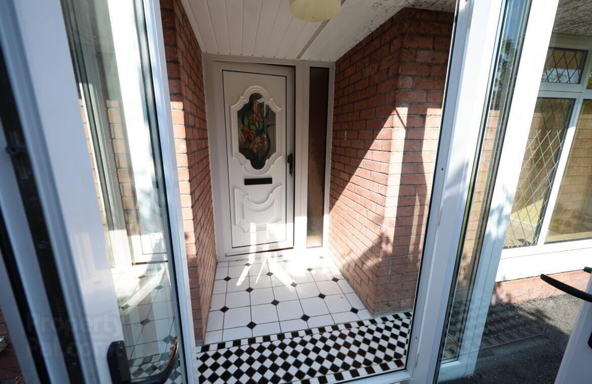 Brookmoor, 7 Pembroke Close 3 of 18