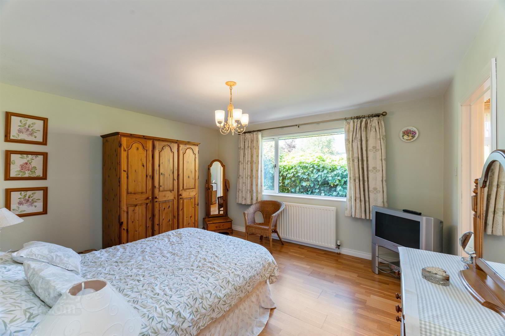 8 Aldergrange Avenue 13 of 25