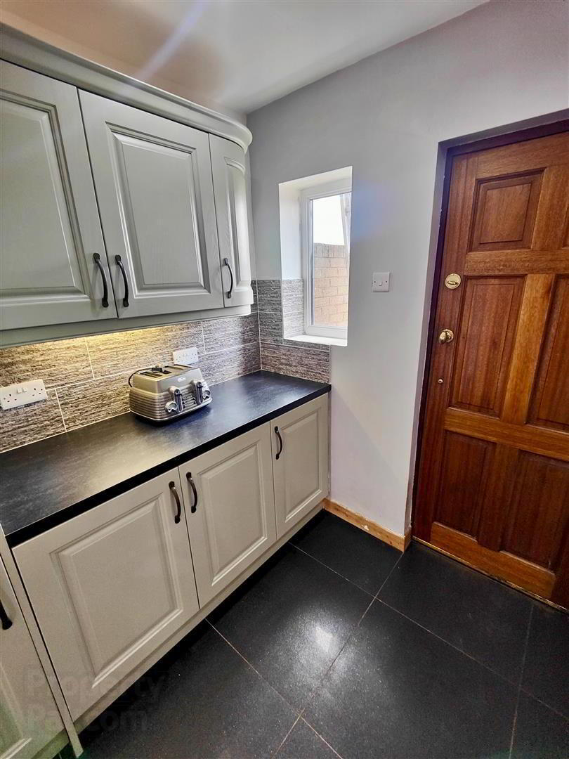 22 Highfern Gardens 11 of 26