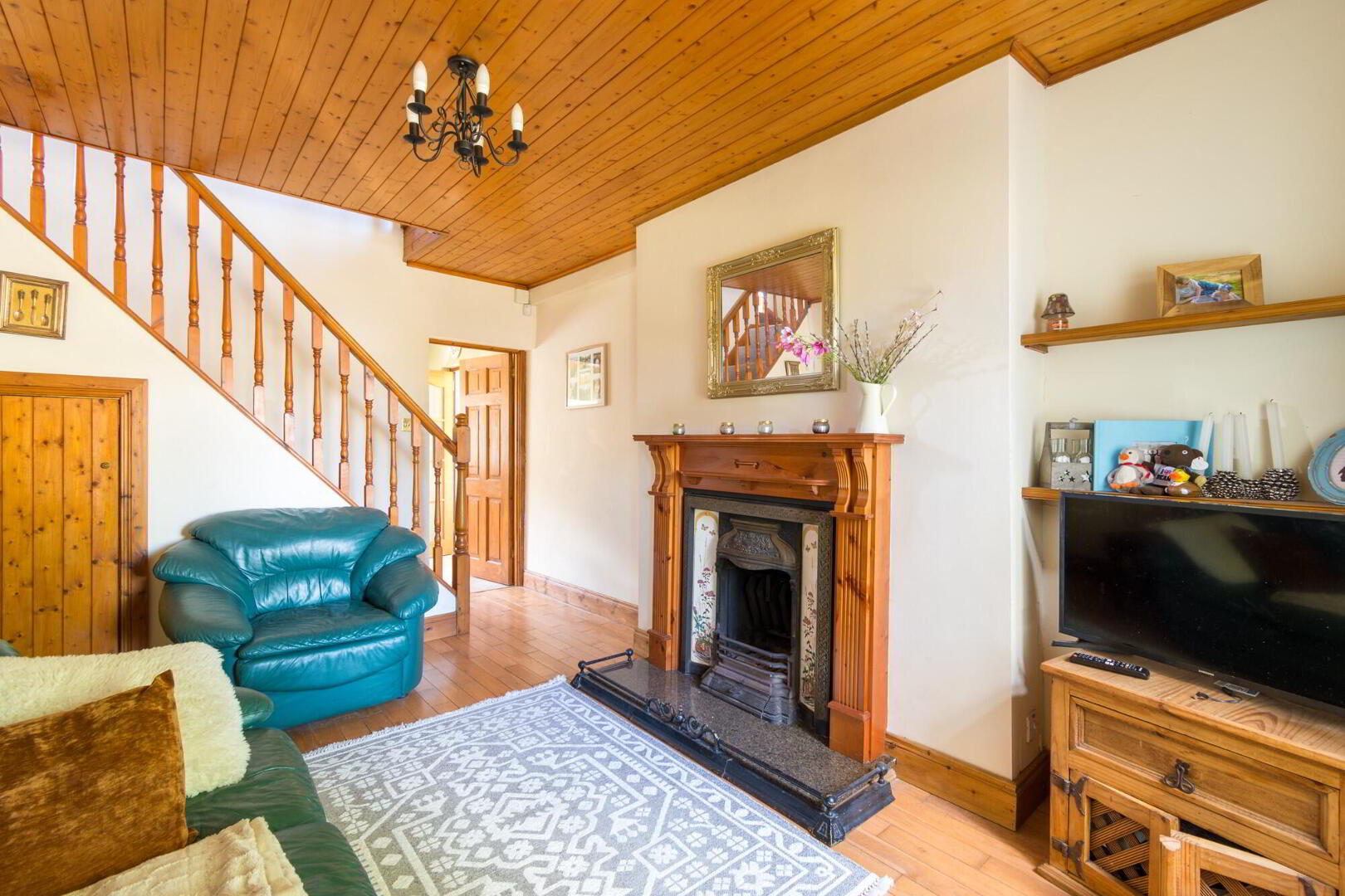 Country Cottage Sitting On Spacious Gardens, 37 Halfpennygate Road 6 of 38