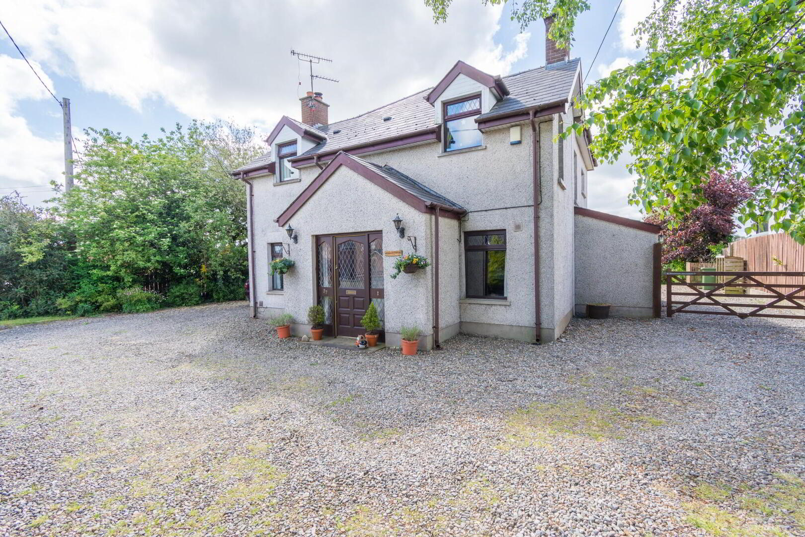 Country Cottage Sitting On Spacious Gardens, 37 Halfpennygate Road 4 of 38
