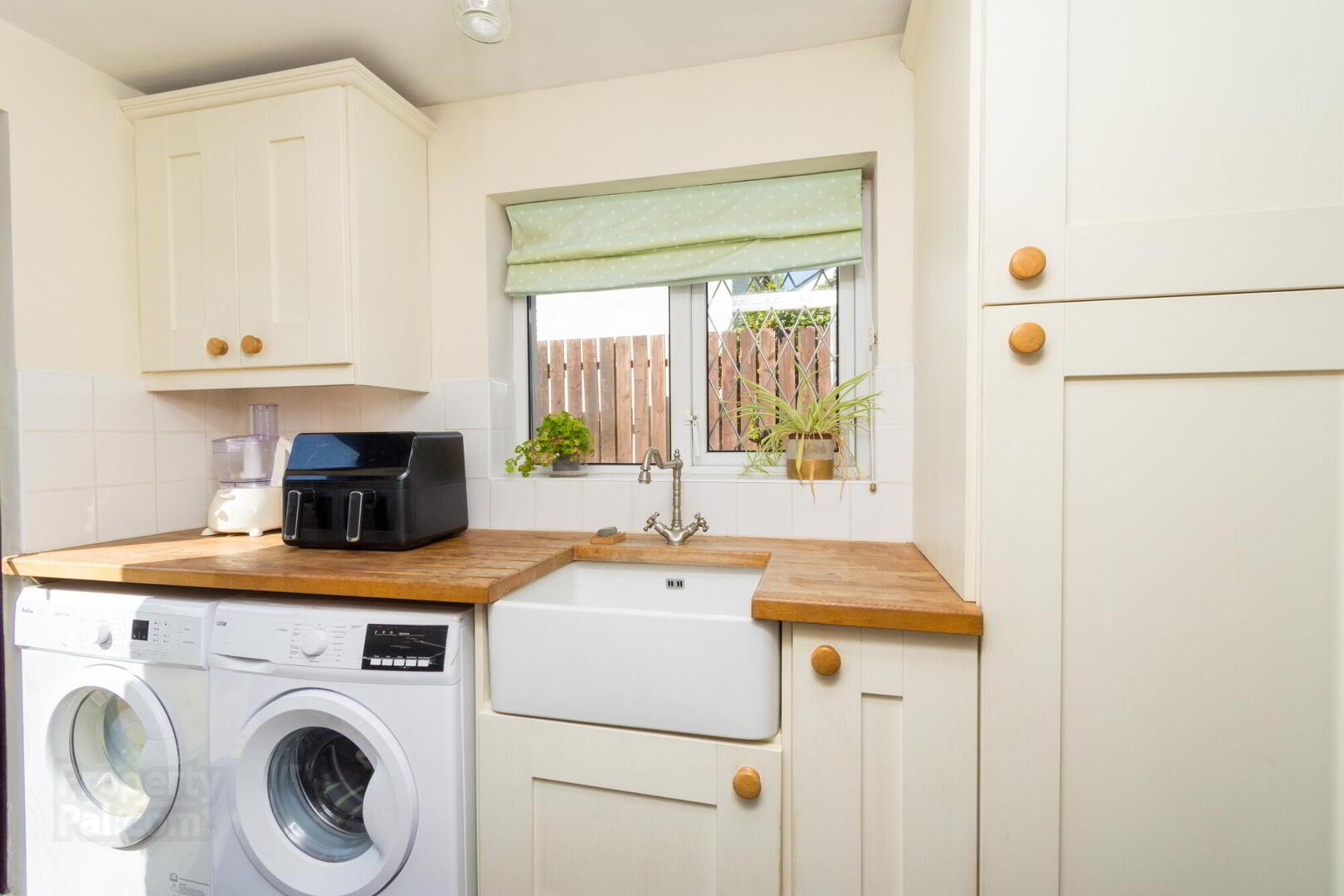 Country Cottage Sitting On Spacious Gardens, 37 Halfpennygate Road 19 of 38