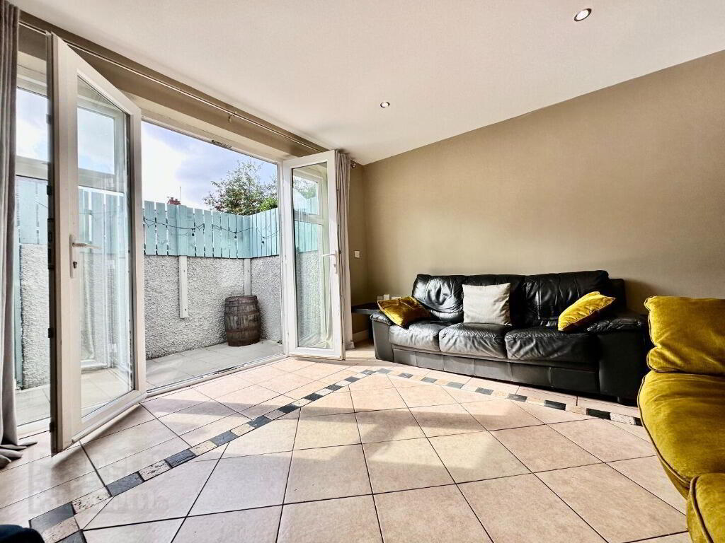 53 Sandhurst Gardens 3 of 13