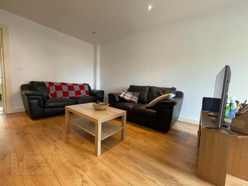55 Northbrook Street 3 of 11