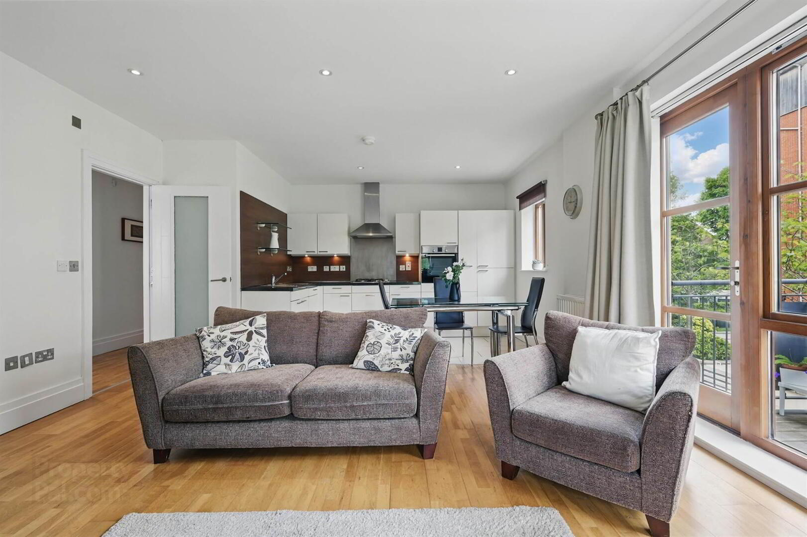B5 Apt Malone Square, 42 Windsor Park 5 of 12