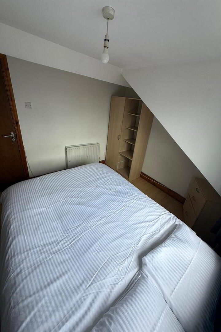Room 5, 185 Dunluce Avenue 3 of 9