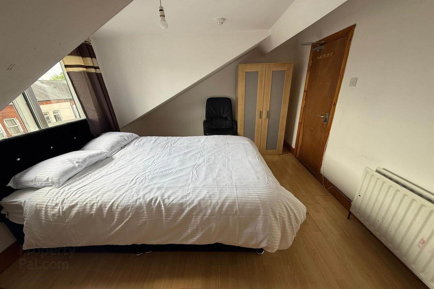 Room 5, 185 Dunluce Avenue 4 of 9