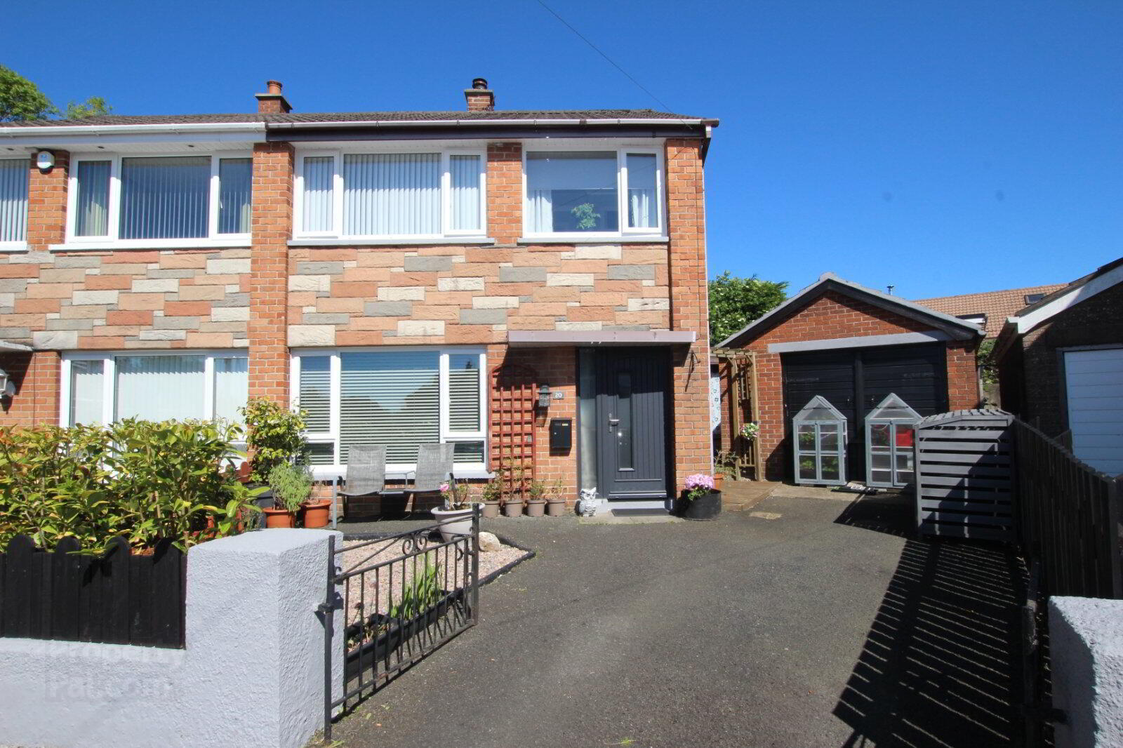 20 Carnvue Gardens 1 of 17