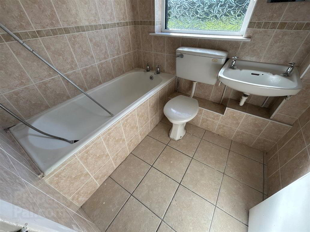 84 De La Salle Crescent 4 of 10