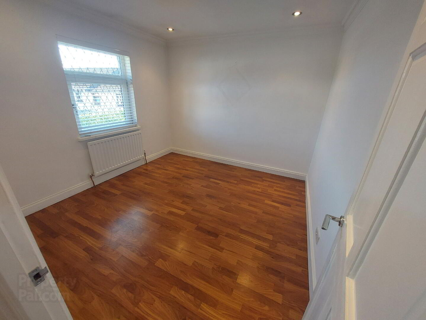 4 Dennet Gardens 8 of 12
