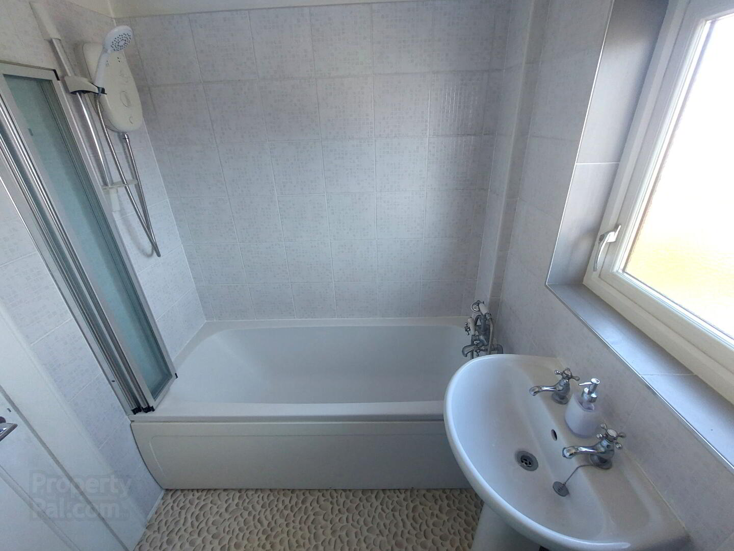 4 Dennet Gardens 10 of 12