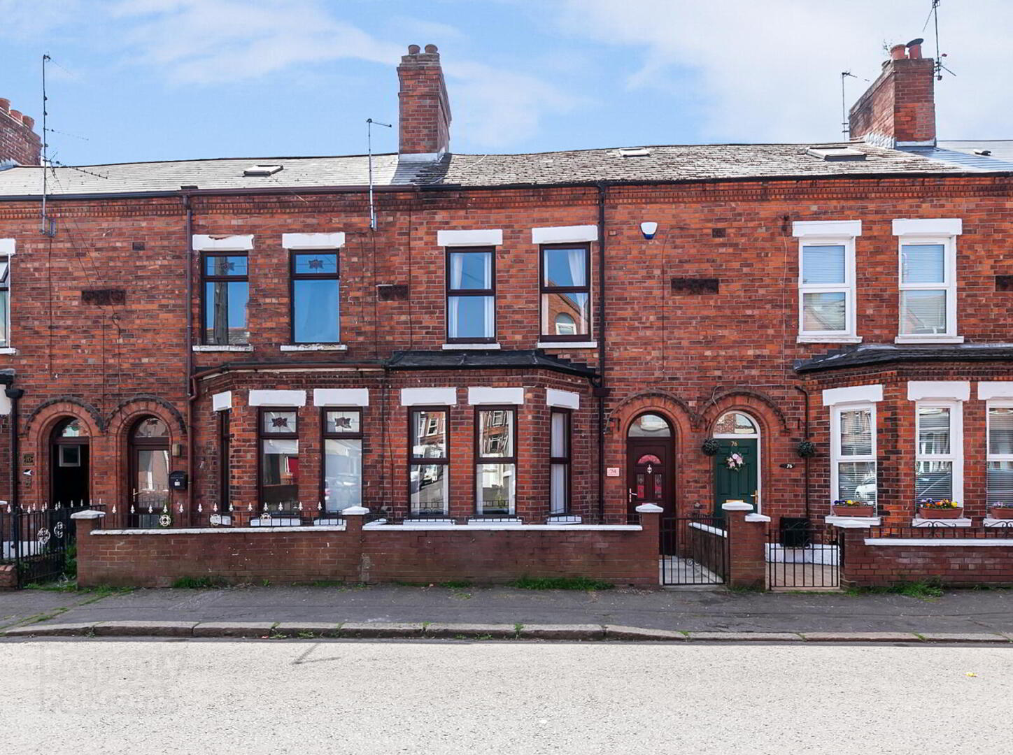 74 Willowbank Gardens 1 of 27
