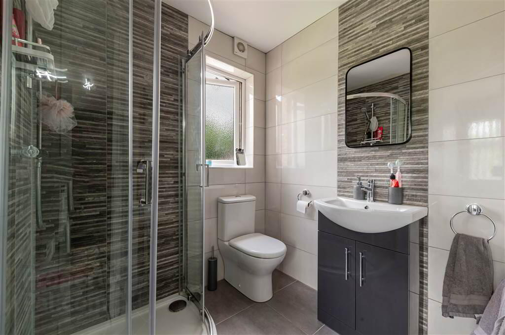 12b Glen Road 22 of 39