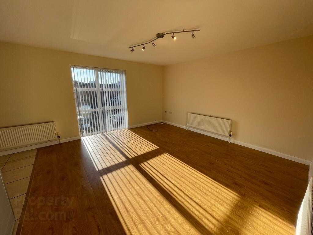 Apt 4, 16 Lewis Mews 4 of 10