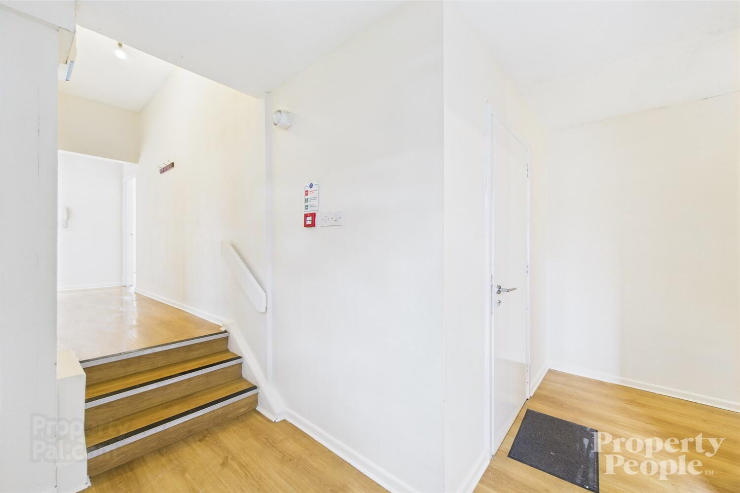 APT 2, 163 Cliftonpark Avenue 3 of 14