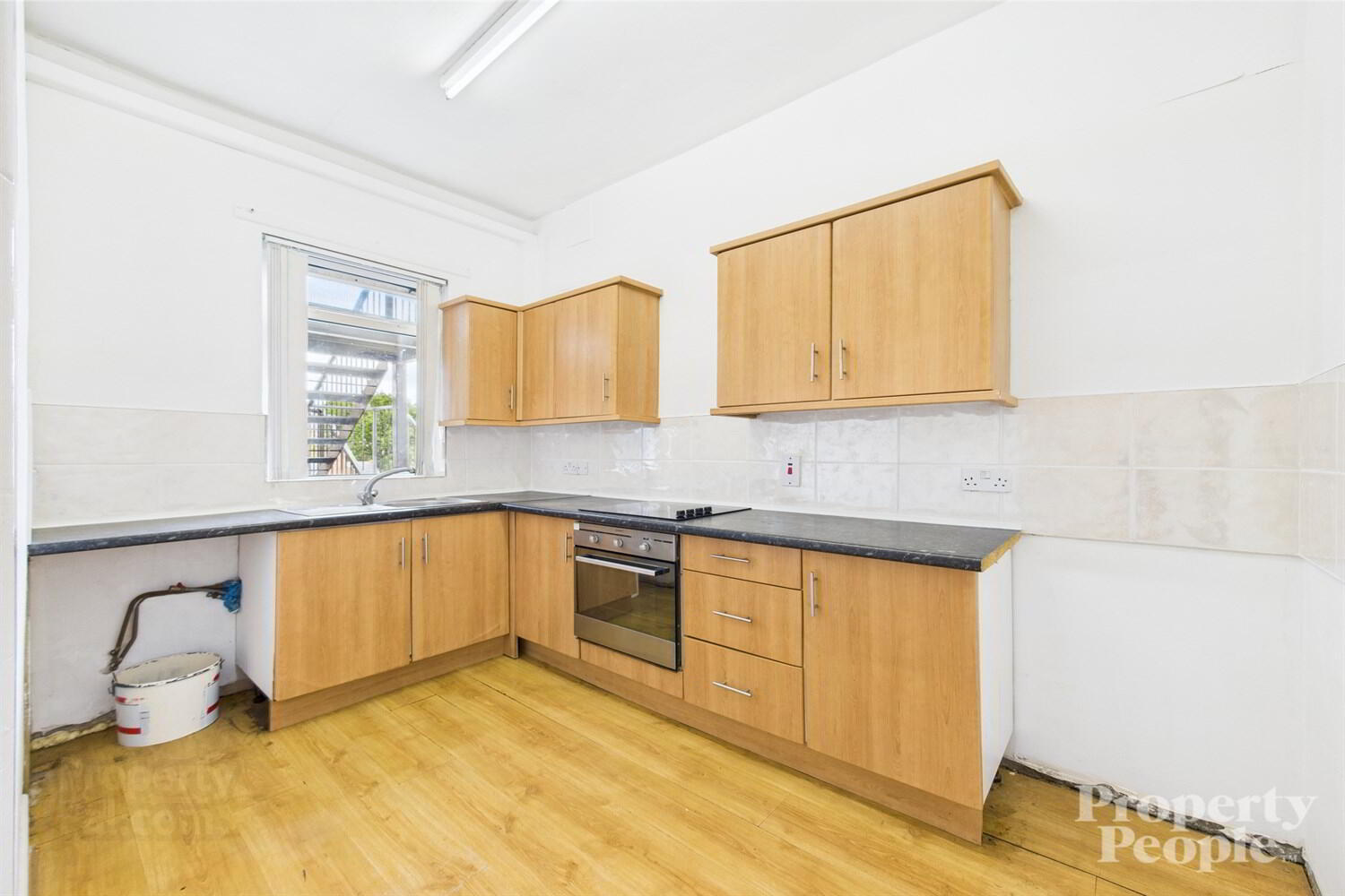 APT 2, 163 Cliftonpark Avenue 4 of 14