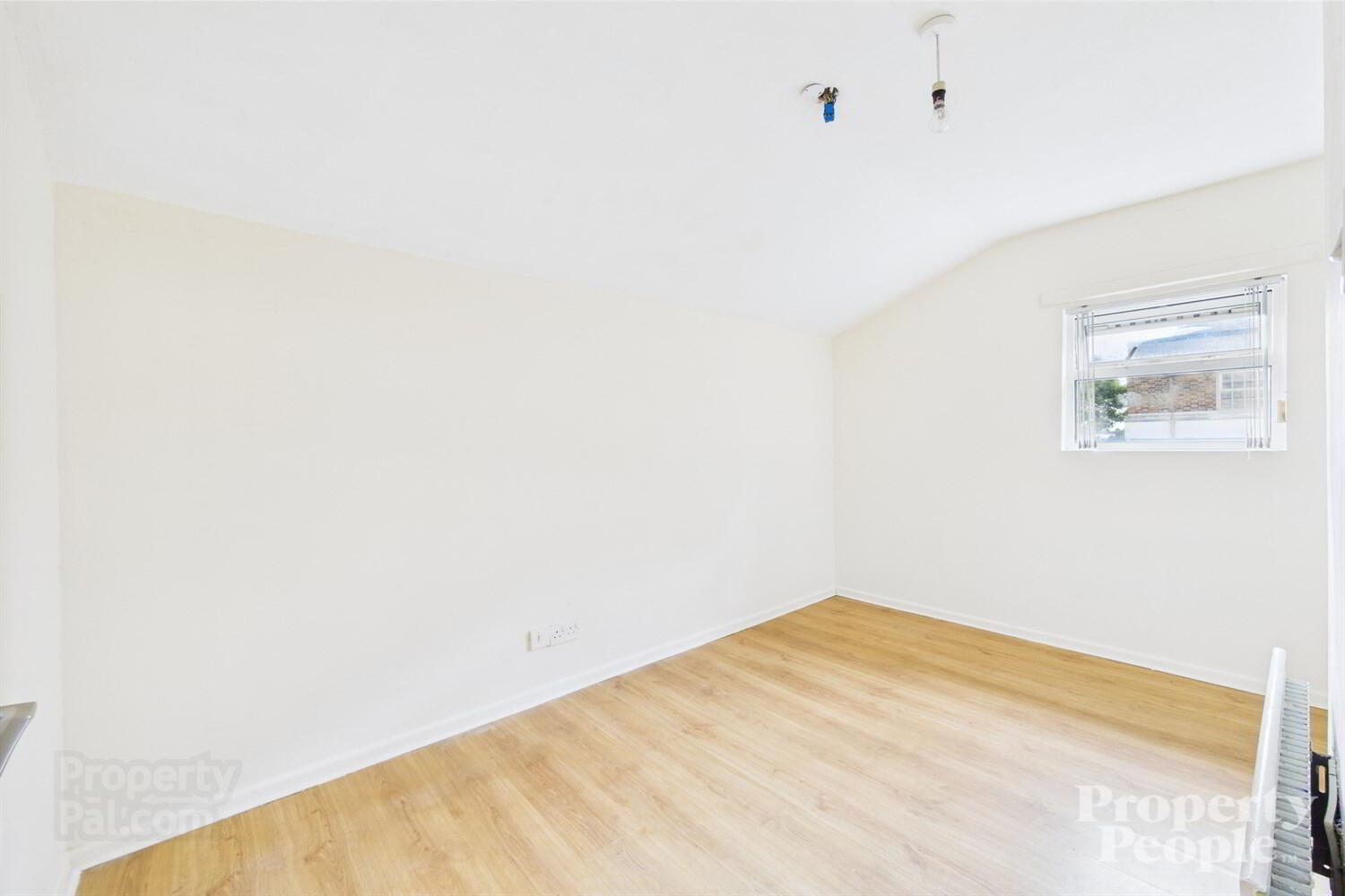 APT 2, 163 Cliftonpark Avenue 8 of 14