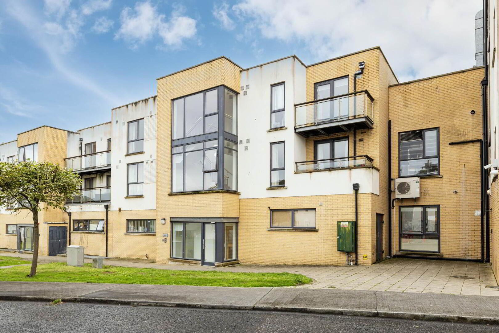 9 Castlemill 1 of 20