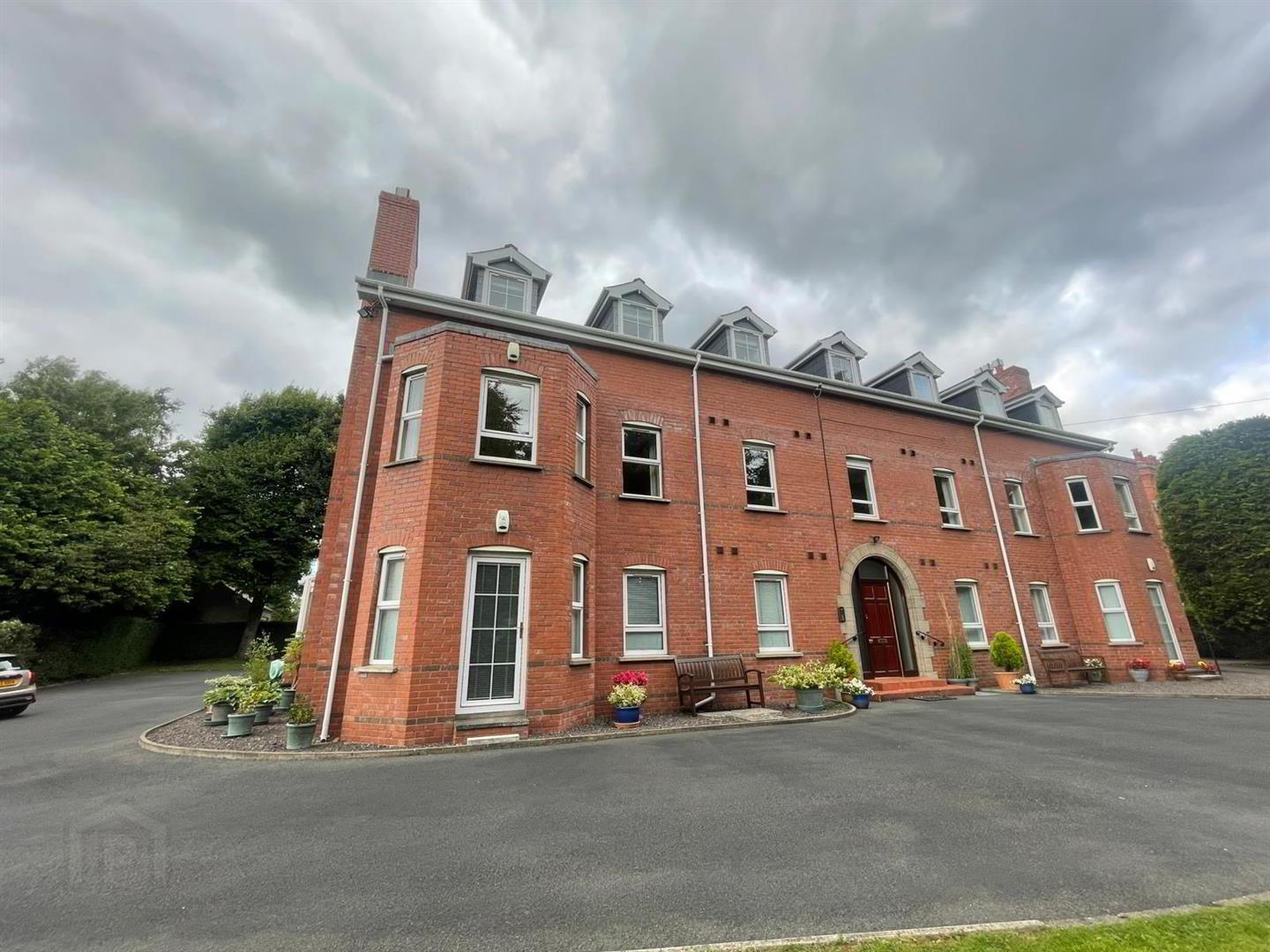 Apt 4, Knockdene Manor 1 of 11