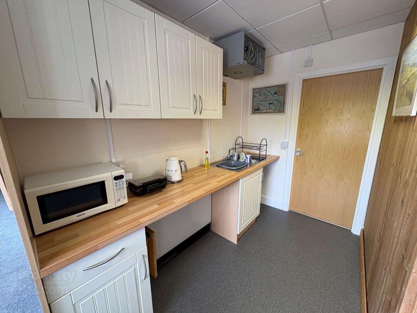 11 Suite Block, 1 Broomhall Business Park 4 of 6