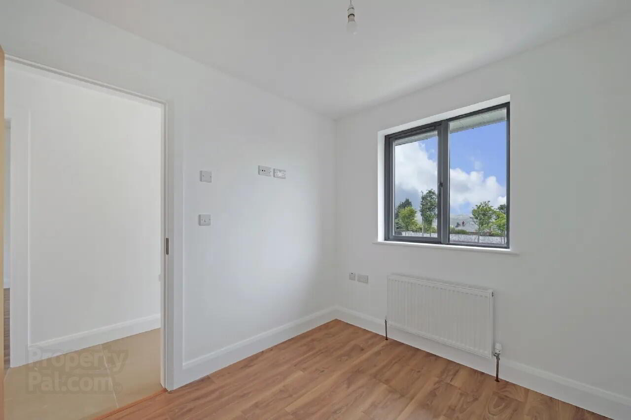 16 Oakwood Park 20 of 39