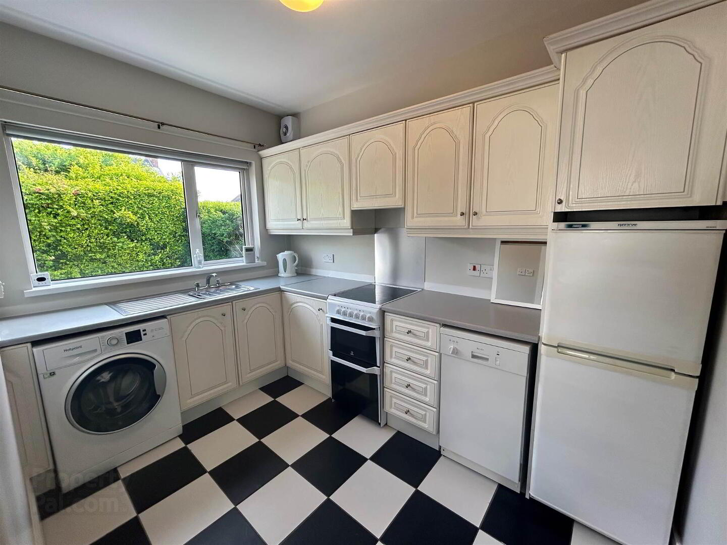14 Hazeldene Gardens 6 of 12