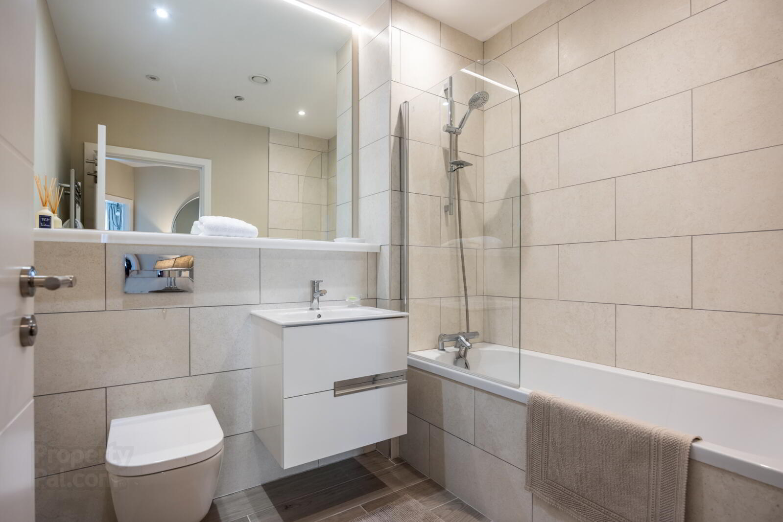 Apartment 15 The Priory 11 High Street 27 of 38