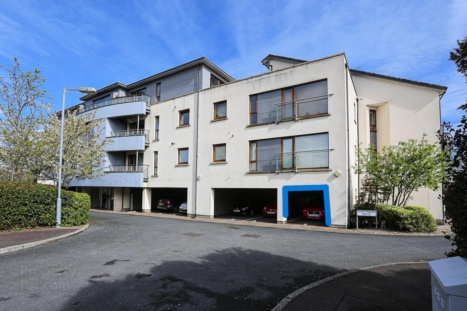 27 Shaftesbury Drive 1 of 16