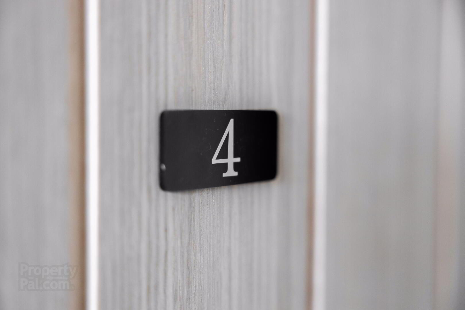 Room 4, 24 Windsor Avenue 4 of 41