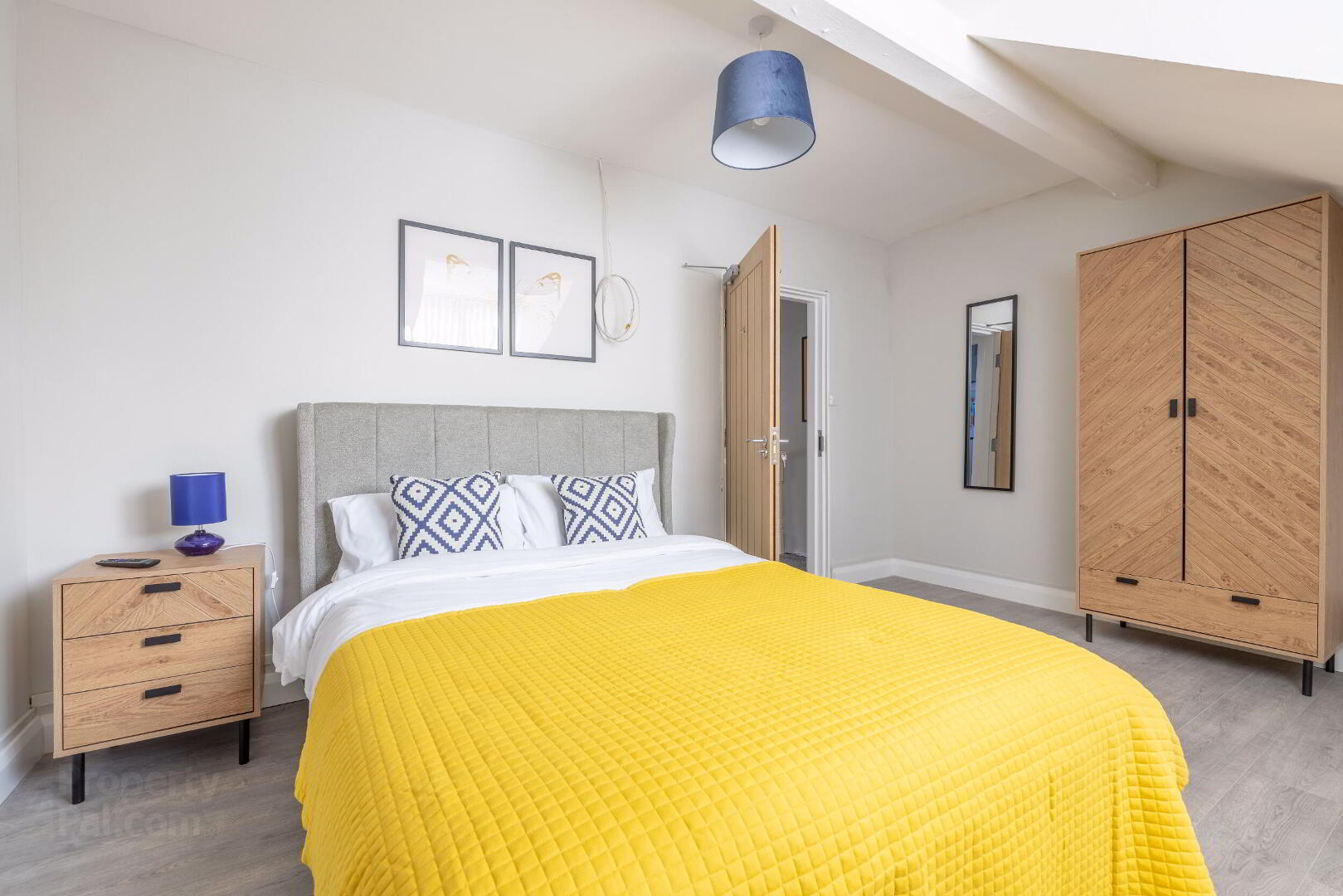 Room 4, 24 Windsor Avenue 3 of 41