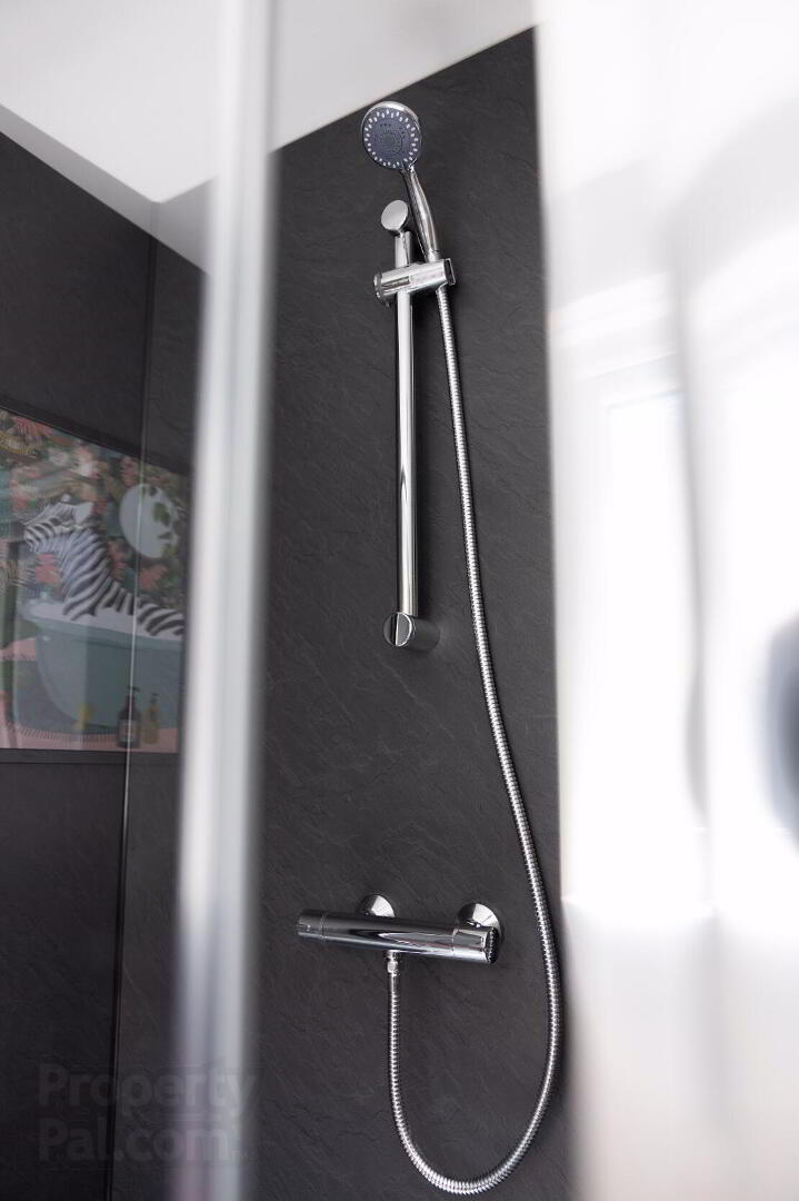 Room 4, 24 Windsor Avenue 23 of 41