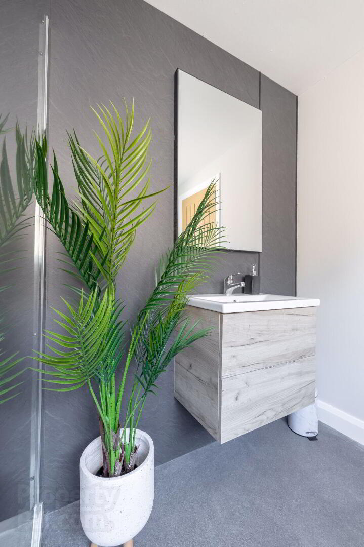 Room 4, 24 Windsor Avenue 24 of 41
