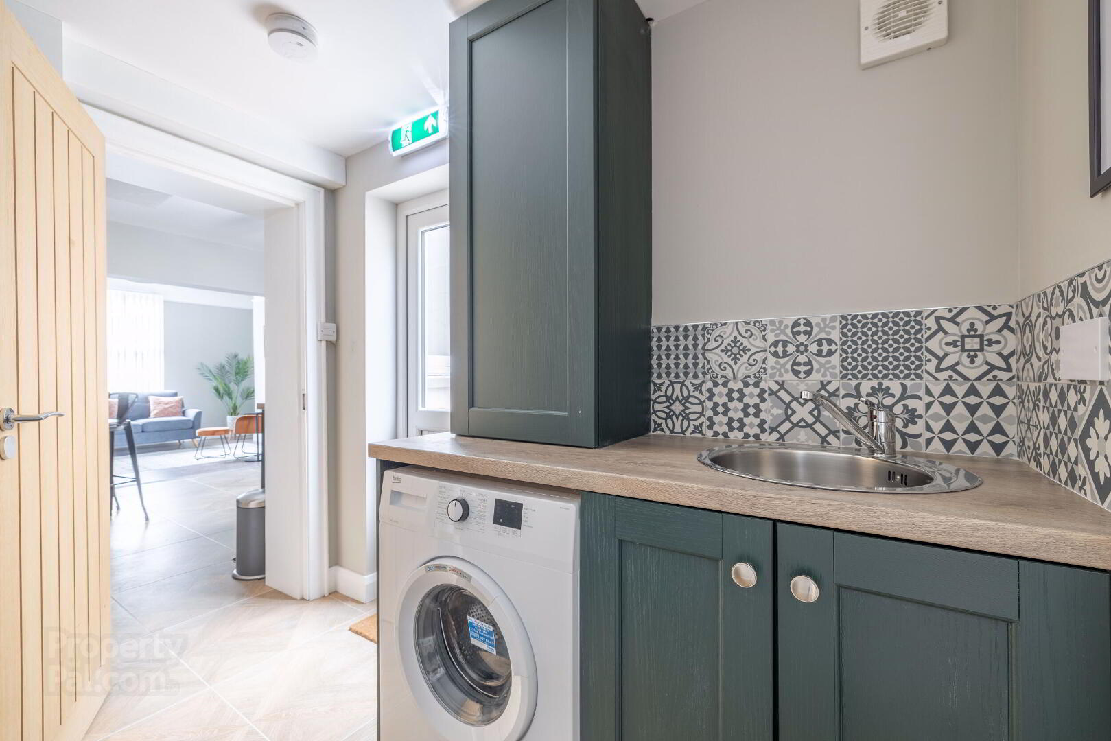 Room 4, 24 Windsor Avenue 17 of 41