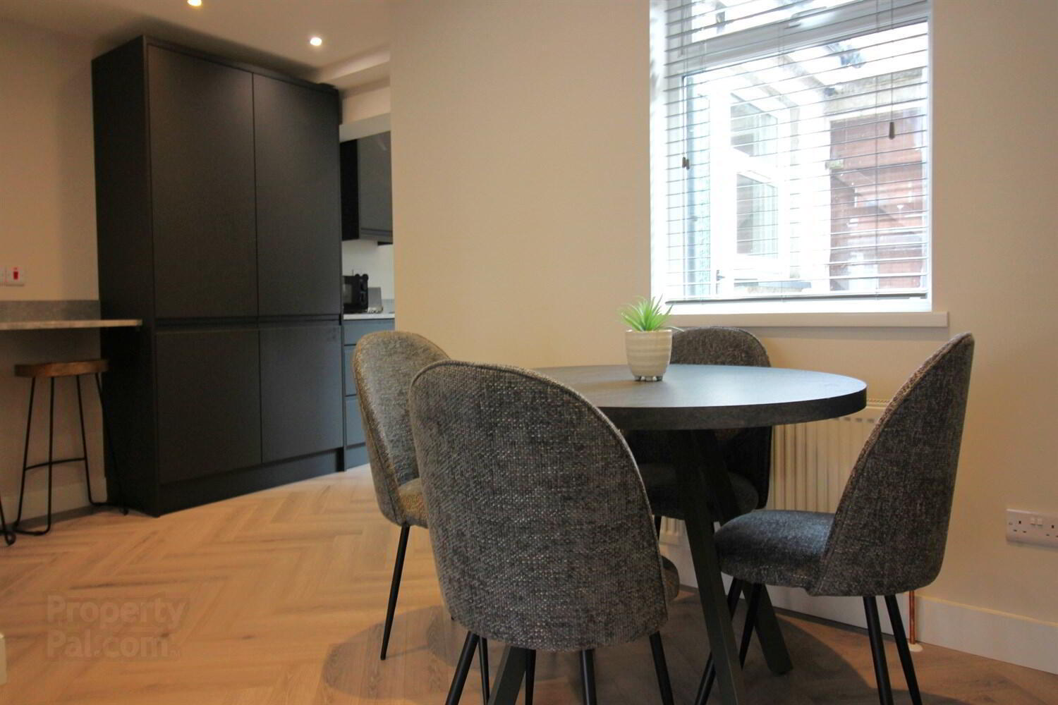 SHORT TERM LET, 4 Windsor Drive 3 of 9
