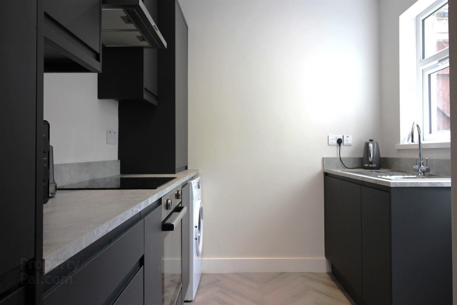 SHORT TERM LET, 4 Windsor Drive 5 of 9