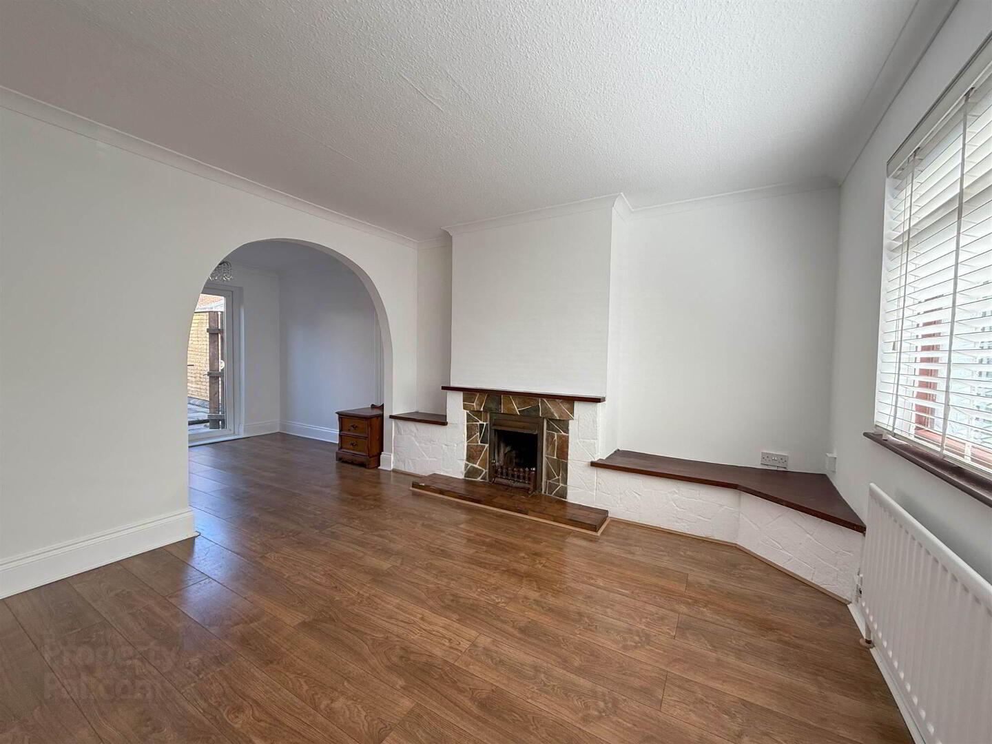 14 Hillview Gardens 3 of 16