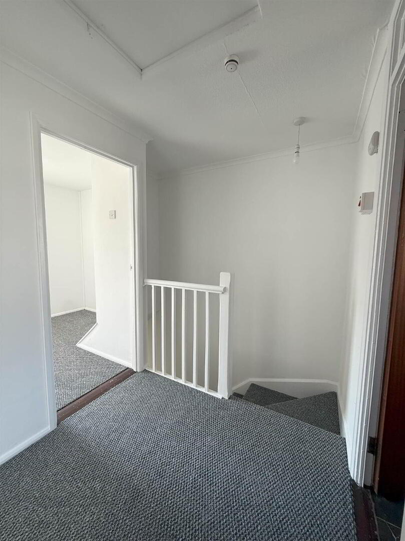 14 Hillview Gardens 10 of 16